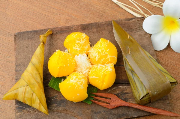 Thai dessert sticky rice wrapped in banana leaf and Toddy Palm Cake or Kanom Tarn — Stock Photo, Image