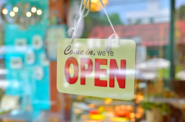 Schild weit durch das Fenster geöffnet — Stockfoto