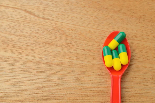 Medicína tobolka pill na lžíci — Stock fotografie