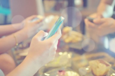 Bulanık insanların elini tut mobil arka plan.