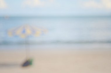 Plaj arka plan bulanık şemsiyesi.