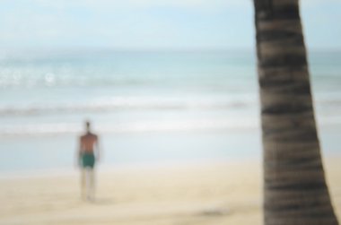 Plaj arka plan bulanık adam.