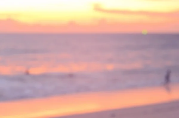 Chumel lidí na pozadí abstraktní sunset beach. — Stock fotografie