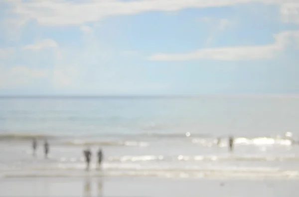 Spiaggia offuscata con cielo blu sfondo astratto . — Foto Stock