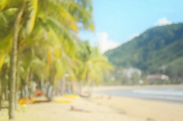Strand verschwimmen mit Palmblatt abstrakten Hintergrund — Stockfoto