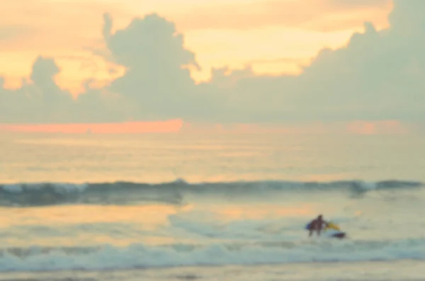 Sfocatura uomini giocare jet ski su tropicale tramonto spiaggia astratto sfondo . — Foto Stock