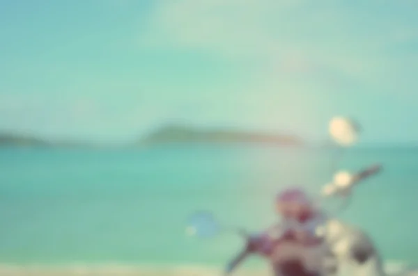 Vervagen motorfiets op sunset beach abstracte achtergrond. Reizen concept. — Stockfoto