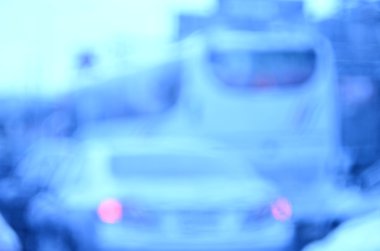 Trafik yolda yağmurlu bir gün arka plan bulanıklık.