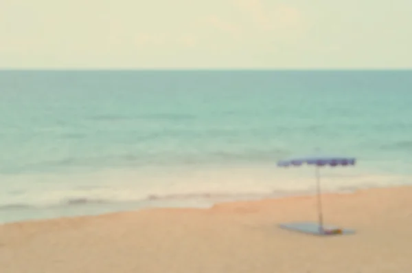 Oskärpa paraply på stranden abstrakt bakgrund — Stockfoto