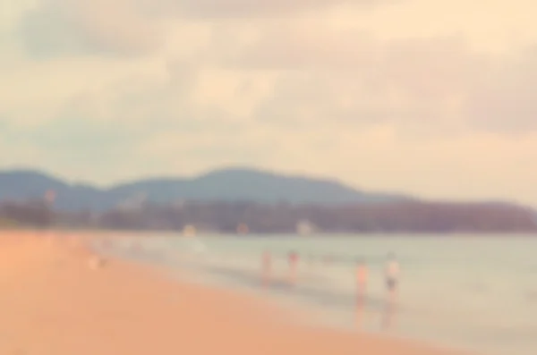 Oskärpa människor på sunset beach abstrakt bakgrund. — Stockfoto