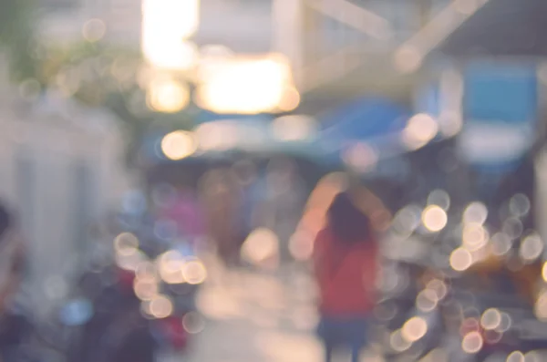 Blur pessoas andando no mercado de rua local abstrato background.Retro estilo de cor . — Fotografia de Stock