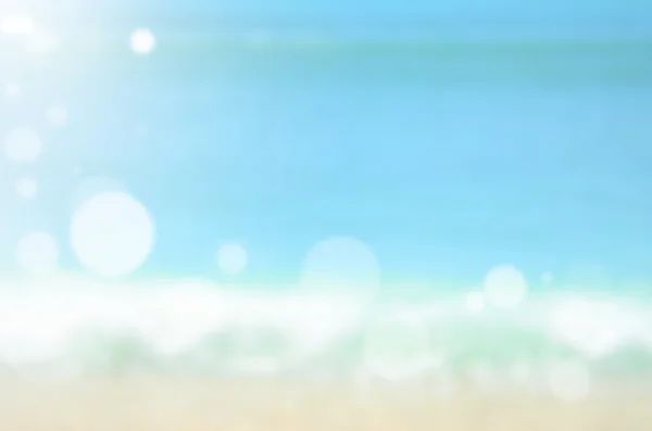 Размытый пляж с солнечным светом на заднем плане. . — стоковое фото