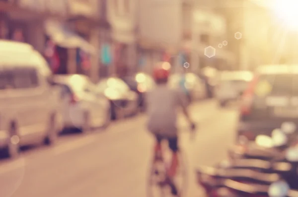 Размытый человек едет на велосипеде по городу . — стоковое фото