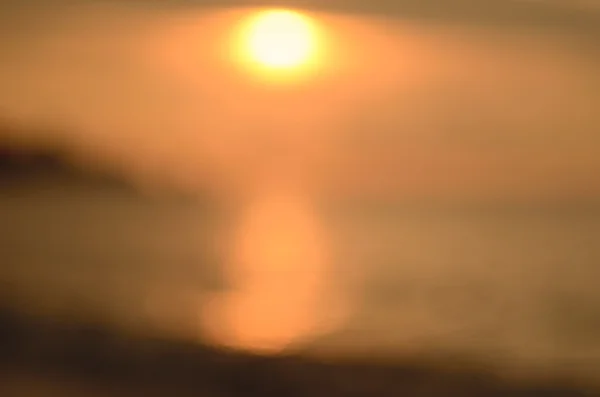 Розмитий тропічний захід сонця пляж абстрактний фон . — стокове фото