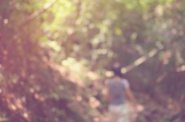 Aktif kadın orman arka plan hiking bulanıklık. Seyahat kavramı.