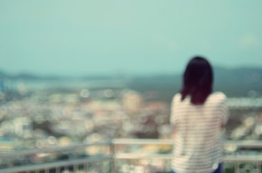 Kadın arıyor görünümü cityscape arka plan bulanıklık. Seyahat kavramı.