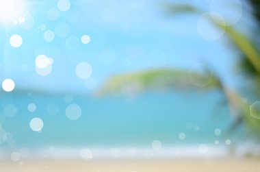 Tropikal plaj ile mavi gökyüzü arka plan bulanıklık.