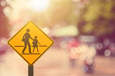 Okul işareti. Trafik işareti yolda yol arka plan bulanıklık.