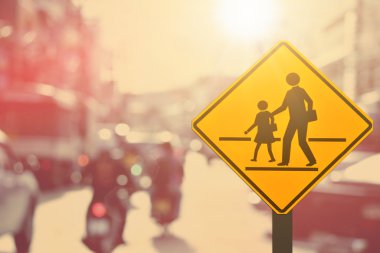 Okul işareti. Trafik işareti yolda yol arka plan bulanıklık.