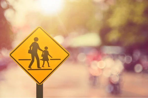 Schule sign.Verkehrszeichen Straße auf verschwommenen Straße abstrakten Hintergrund. — Stockfoto