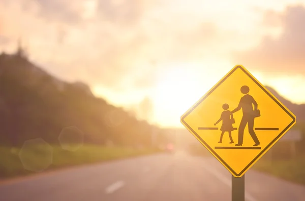 Okul işareti. Trafik işareti yolda yol arka plan bulanıklık. — Stok fotoğraf