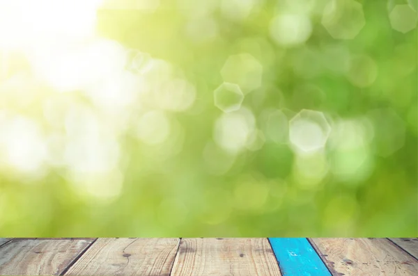 Leer alten Tisch Holz auf Unschärfe grün Natur Bokeh Sonne Licht abstrakten Hintergrund. — Stockfoto