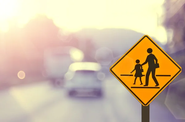 Trafik işareti yolda yol arka plan bulanıklık.