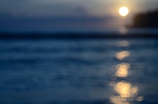 Θαμπάδα τροπική παραλία, ηλιοβασίλεμα bokeh κύμα ήλιο ανοιχτό αφηρημένα φόντο. — Φωτογραφία Αρχείου