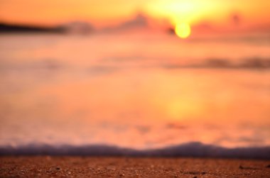 Tropikal günbatımı plaj arka plan bulanıklık.