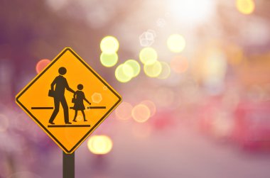 Okul tabelada trafik yol arka plan bulanıklık.