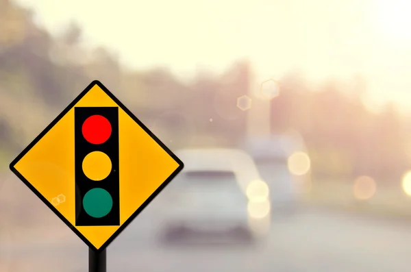 Señal de semáforo en difuminado tráfico carretera abstracto fondo . — Foto de Stock