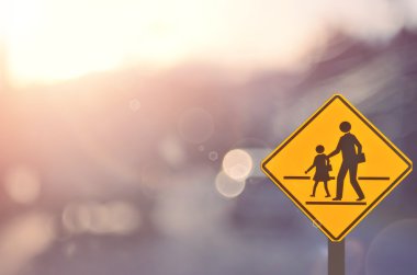 Okul tabelada trafik yol arka plan bulanıklık.