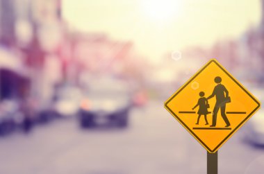 Okul tabelada trafik yol arka plan bulanıklık.