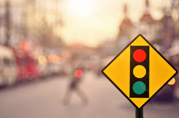 Señal de semáforo en el fondo de la carretera de tráfico borroso . — Foto de Stock