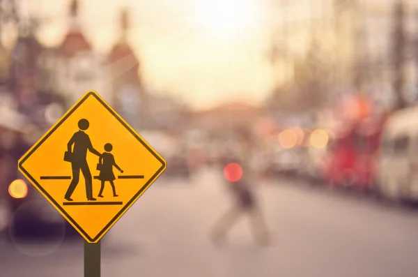 Okul tabelada trafik yol arka plan bulanıklık.
