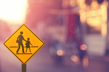 Okul tabelada trafik yol arka plan bulanıklık.