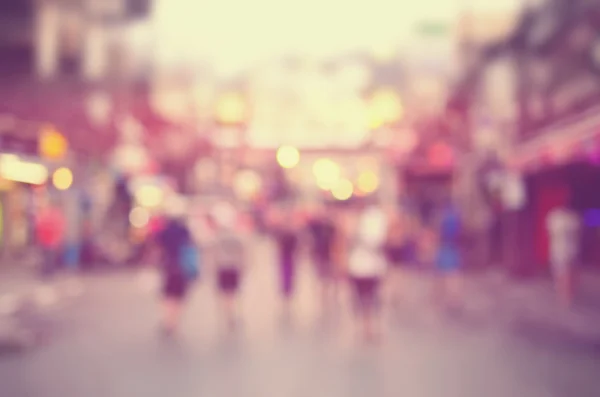 Blur pessoas fazendo compras no mercado local andando rua abstrato fundo . — Fotografia de Stock