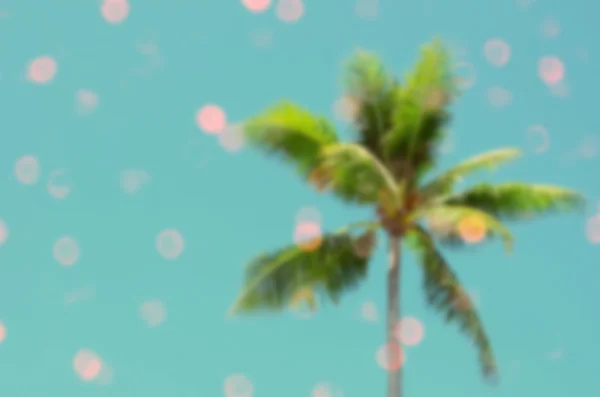 Oskärpa tropisk palm tree dubbel exponering med färgglada bokeh ljus abstrakt bakgrund. — Stockfoto