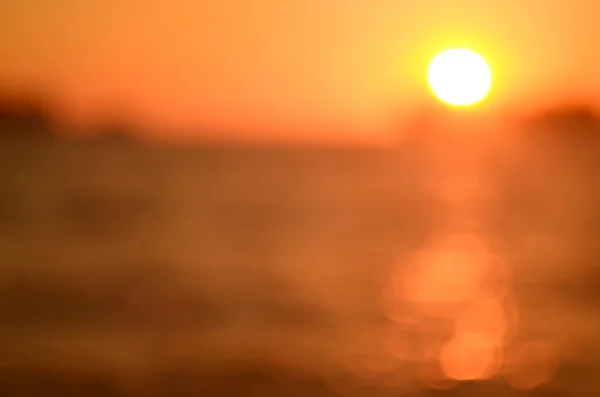 Verschwimmen tropischen Sonnenuntergang Strand abstrakten Hintergrund. — Stockfoto