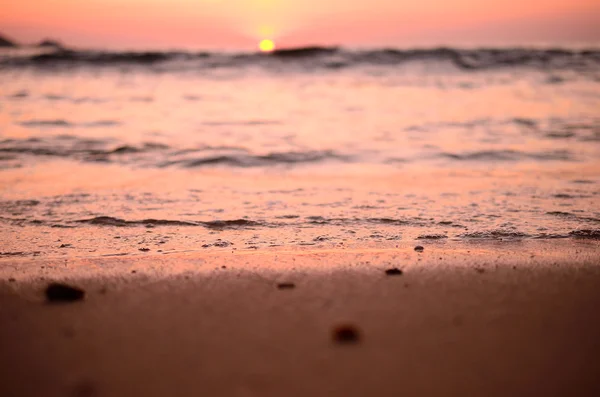 Tropische zonsondergang strand abstracte achtergrond wazig. — Stockfoto