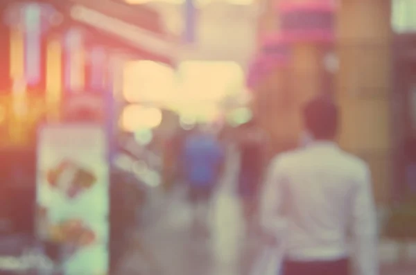 Blur pessoas andando no shopping center shopping fundo abstrato . — Fotografia de Stock