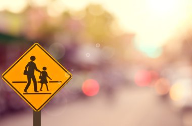 Okul tabelada trafik yol arka plan bulanıklık.