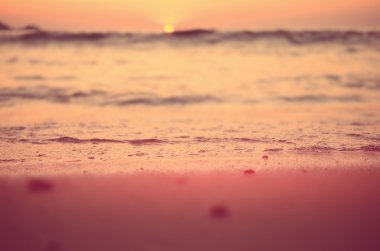 Tropikal günbatımı plaj arka plan bulanıklık.
