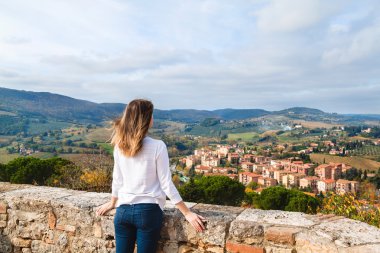 Manzarayı San Gimignano, Toskana, İtalya'dan genç kız