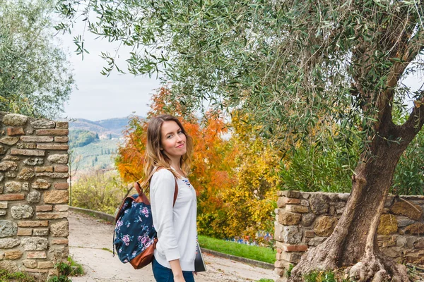 Young girl strolling through San Gimignano on autumn warm day. Tuscany, Italy — Stock Photo, Image