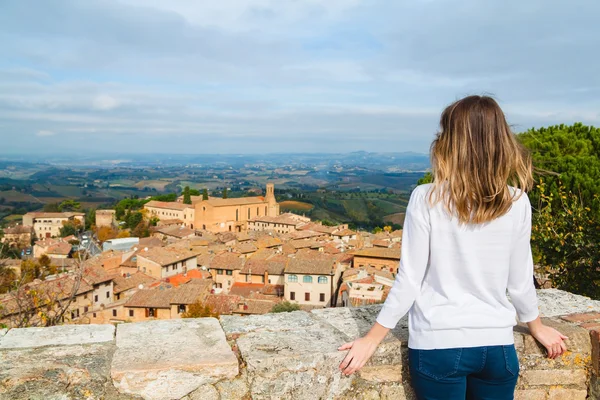 Junges mädchen genießt den blick von san gimignano, toskana, italien — Stockfoto