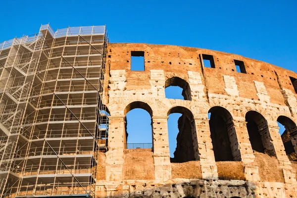 Restaurierung des Kolosseums in Rom — Stockfoto