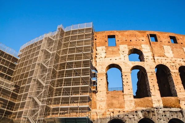 Roma'daki Colosseum restorasyonu — Stok fotoğraf