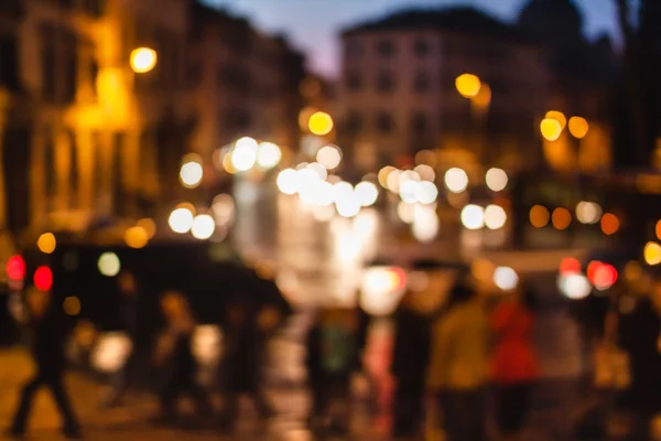 Gece bulanık odaklanmamış görünümü Roma. İtalya