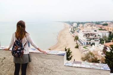 Sperlonga panoramik manzarayı kız. İtalya